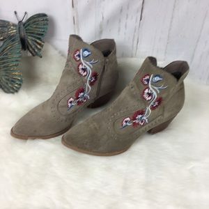 Carlos Santana vivían embroidered ankle suede  boots 7.5M